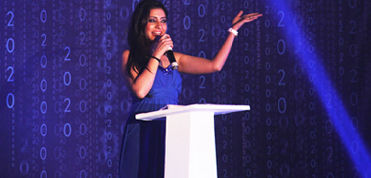 Female Emcee in Agra